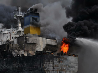 Kebakaran yang menghanguskan kapal tanker MT Jag Leela milik PT Waruna Nusa Sentana Shipyard Belawan, Medan.