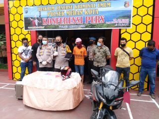 Kapolrestabes Medan, Kombes Pol Johnny Edizon Isir saat merilis kasus ini di Polsek Medan Kota, Jumat (15/5).