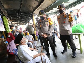Kapolda Sumut Irjen Pol Martuani Sormin kunjungi korban kebakaran di Jalan AR Hakim Gang Seto Kel Tegal Sari 2 Kec Medan Area