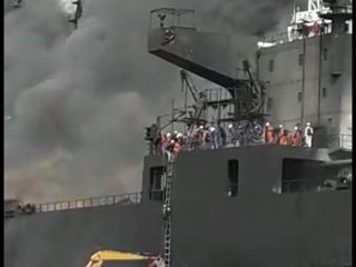 Kapal tanker MT Jag Leela terbakar saat bersandar di dermaga galangan kapal milik PT Waruna Nusa Sentana Shipyard Belawan, Medan