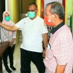 Plt Walikota Medan, Akhyar Nasution saat melihat pembagian bansos di Kantor Lurah Tembung, Kecamatan Medan Tembung