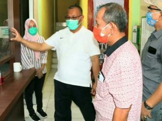 Plt Walikota Medan, Akhyar Nasution saat melihat pembagian bansos di Kantor Lurah Tembung, Kecamatan Medan Tembung