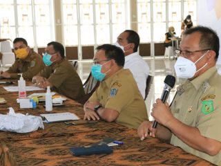 rapat koordinasi penanganan Covid-19 di Pendopo Rumah Dinas Gubernur Sumatera Utara Jalan Sudirman No. 41, Senin (11/5/2020).