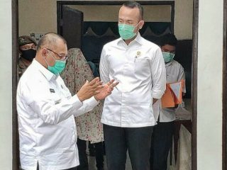 Akhyar Nasution saat menerima kunjungan kerja Tim Pansus Covid-19 DPRD Sumut di Posko Gugus Tugas Covid-19 Kota Medan, Gedung Serbaguna Dharma Wanita, Jalan Rotan, Kecamatan Medan Petisah, Rabu (27/5/2020).