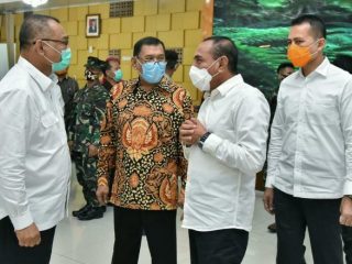 Plt Walikota Medan, Akhyar Nasution usai menghadiri rapat pembahasan kebijakan strategis Gugus Tugas Percepatan Penanganan (GTPP) Covid-19 Provinsi Sumut pasca tanggap darurat di Rumah Dinas Gubsu Jalan Sudirman Medan