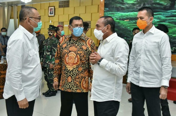 Plt Walikota Medan, Akhyar Nasution usai menghadiri rapat pembahasan kebijakan strategis Gugus Tugas Percepatan Penanganan (GTPP) Covid-19 Provinsi Sumut pasca tanggap darurat di Rumah Dinas Gubsu Jalan Sudirman Medan