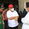Plt Walikota Medan Akhyar Nasution (topi merah) berbincang dengan Kadis Sosial Kota Medan, Endar Sutan Lubis dan Kabag Tapem Setdako Medan, Rdiho Nasution (pakai batik), Jumat (8/5/2020). Pemko Medan berencana menyalurkan bantuan tahap II pekan depan.