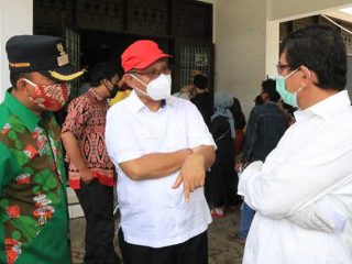 Plt Walikota Medan Akhyar Nasution (topi merah) berbincang dengan Kadis Sosial Kota Medan, Endar Sutan Lubis dan Kabag Tapem Setdako Medan, Rdiho Nasution (pakai batik), Jumat (8/5/2020). Pemko Medan berencana menyalurkan bantuan tahap II pekan depan.