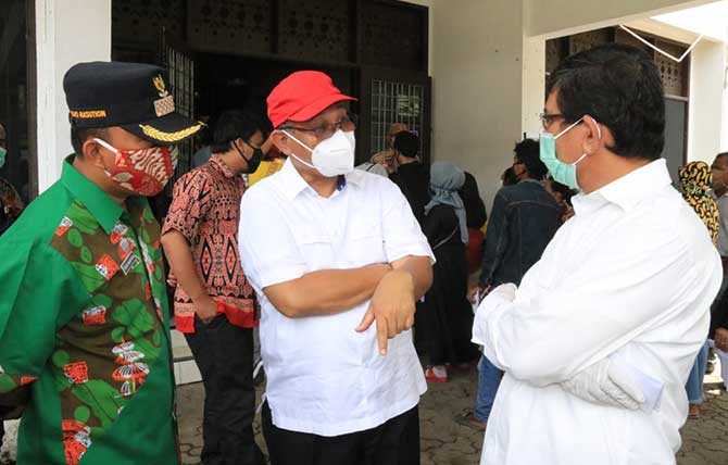 Plt Walikota Medan Akhyar Nasution (topi merah) berbincang dengan Kadis Sosial Kota Medan, Endar Sutan Lubis dan Kabag Tapem Setdako Medan, Rdiho Nasution (pakai batik), Jumat (8/5/2020). Pemko Medan berencana menyalurkan bantuan tahap II pekan depan.