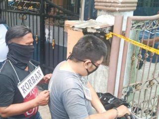 prarekonstruksi pembunuhan Elvina, 21, di Komplek Cemara Asri, Kamis (7/3/2020).