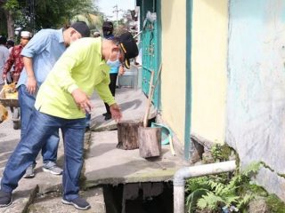Plt Walikota Medan, Akhyar Nasution bersama Camat Medan Denai, Ali Sipahutar menelusuri lorong dan gang sempit.