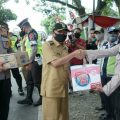Bupati Asahan, Surya saat memantau Pos Pengamanan Ops Ketupat Toba 2020.