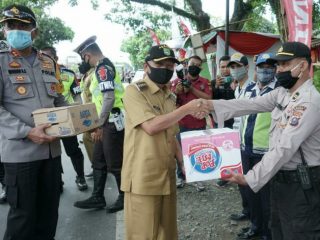 Bupati Asahan, Surya saat memantau Pos Pengamanan Ops Ketupat Toba 2020.