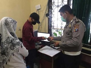 Kanit Lakalantas Satlantas Polres Samosir, Brigadir Heri Ompusunggu menebus jenazah korban kecelakaan lalulintas (Lakalantas) dari RSUD Sidikalang , agar dapat dikebumikan keluarga.