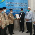 Prof Saidurrahman saat menyerahkan berkas pendaftaran calon Rektor UINSU 2020-2024 pada panitia