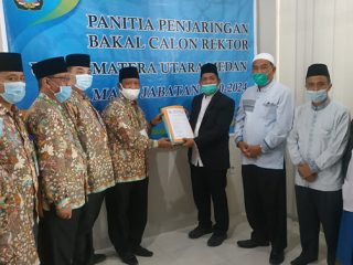 Prof Saidurrahman saat menyerahkan berkas pendaftaran calon Rektor UINSU 2020-2024 pada panitia