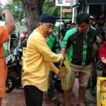 DPD Partai Golkar Provinsi Sumatera Utara membagikan bingkisan berupa 2.000 paket lebaran kepada masyarakat dan pengurus, Rabu (20/5/2020).