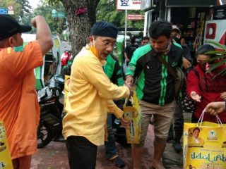 DPD Partai Golkar Provinsi Sumatera Utara membagikan bingkisan berupa 2.000 paket lebaran kepada masyarakat dan pengurus, Rabu (20/5/2020).