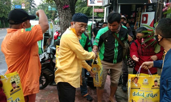 DPD Partai Golkar Provinsi Sumatera Utara membagikan bingkisan berupa 2.000 paket lebaran kepada masyarakat dan pengurus, Rabu (20/5/2020).