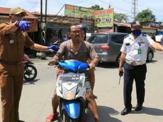 Sebanyak 149 E-KTP Disita, 97 Orang Disuruh Push Up