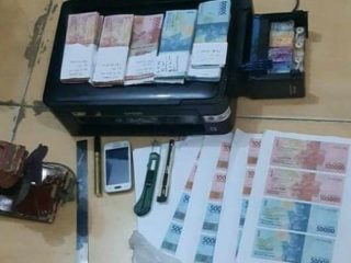 Seorang warga Aceh, Edi Novendra, 43, berhasil edarkan uang palsu hasil karyanya sendiri.