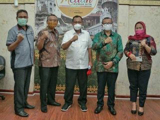 Pemko Medan melalui Dinas Pariwisata membuat aplikasi Medan Creative Market untuk mempermudah para pelaku usaha ekonomi kreatif dalam memasarkan produknya.