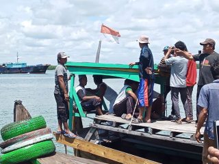 Masyarakat Desa Pulau Sembilan Kec Pangkalan Susu Kab Langkat tolak kedatangan kapal asing pengangkut ikan berbendera Hongkong, kapal MV Cheung Kam Wing/Cheung Lai Chun.