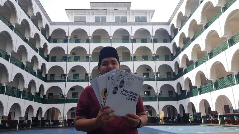 Ketua Yayasan H Hasballah Yunus, Fadhullah, menunjukkan buku panduan Ramadan saat ditemui di Perguruan Al Amjad, Jalan Merpati, Medan.