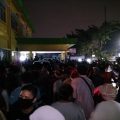 Pembagian Sembako Di Kantor Lurah Binjai, Kec Medan Denai, membludak, Selasa (19/5/2020).