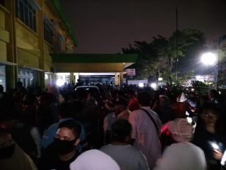 Pembagian Sembako Di Kantor Lurah Binjai, Kec Medan Denai, membludak, Selasa (19/5/2020).