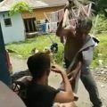 Terlihat seorang warga memukul bocah pemulung