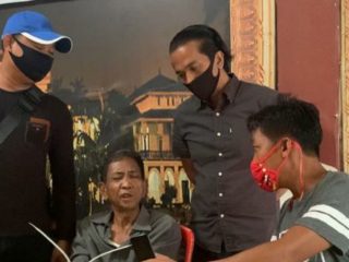 Tersangka Alex Afiantara Kawilarang, 60, setelah ditangkap Tim Elang Intelmob Satuan Brimob Polda Sumut dari kawasan Jalan Brigjen Katamso, Kecamatan Medan Maimun, Senin (1/6/2020) malam.