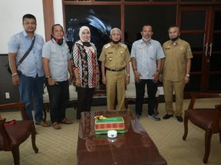 Asosiasi Musik Asahan (AMAN) foto bersama dengan Bupati Asahan di Ruang Kerja Bupati Asahan, Rabu (3/6/2020).