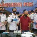 Konferensi pers terungkapnya kasus pijat plus-plus kaum gay di Komplek Tasbih 2 Jalan Ring Road dan barang bukti yang berhasil diamankan.