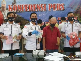 Konferensi pers terungkapnya kasus pijat plus-plus kaum gay di Komplek Tasbih 2 Jalan Ring Road dan barang bukti yang berhasil diamankan.