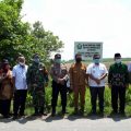 Unsur Muspika Kabupaten Deli Serdang dan Tim Tanah UINSU sedang berfoto usai pemasangan plank merk UINSU. Plank Merk tersebut pertanda pemberitahuan kepada masyarakat terkait status hak kepemilikan lahan itu kepada UINSU. (foto/ist)