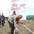 Polda Sumut tabur 450 kg bibit jagung di Desa Garoga, Kec Simanindo, Kab Samosir, Kamis (4/6/2020).