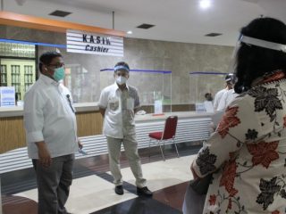 Wakil Rektor II USU Prof Dr dr Muhammad Fidel Ganis Siregar, M Ked (OG), Sp OG (K) dan tim meninjau fakultas MIPA, Rumah Sakit USU, Unit Manajemen Mutu dan Pusat Sistem Informasi USU, Kamis (4/6/2020).