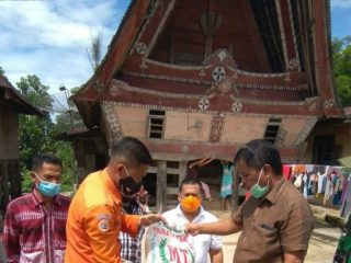 Penyaluran bantuan sembako Pemerintah Provinsi Sumatera Utara kepada warga Desa Marom Kecamatan Uluam Kabupaten Toba, Sabtu (07/06/2020).