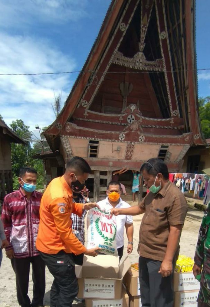 Penyaluran bantuan sembako Pemerintah Provinsi Sumatera Utara kepada warga Desa Marom Kecamatan Uluam Kabupaten Toba, Sabtu (07/06/2020).