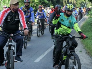 Bupati Asahan, Surya ketika gowes bersama sejumlah komunitas sepeda di Asahan, OPD dan lainnya, Minggu (7/6/2020).
