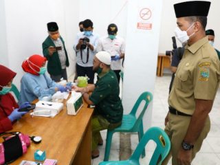 Ketua PMI Kota Medan, Musa Rajekshah meninjau kegiatan donor darah Kantor Pimpinan Wilayah Al Jam'iyatul Washliyah Sumut Jalan Sisingamangaraja Nomor 144 Medan, Senin (8/6/2020).