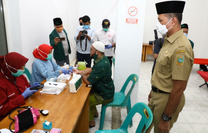 Ketua PMI Kota Medan, Musa Rajekshah meninjau kegiatan donor darah Kantor Pimpinan Wilayah Al Jam'iyatul Washliyah Sumut Jalan Sisingamangaraja Nomor 144 Medan, Senin (8/6/2020).