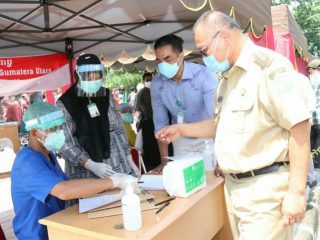 Plt Walikota Medan, Akhyar Nasution saat ikut rapid test massal di Pelataran Parkir RS USU, Selasa (9/6/2020).