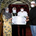 Edy Rahmayadi, menerima donasi, Selasa (9/6), di Masjid Agung Sumut Jalan Pangeran Diponegoro Medan.