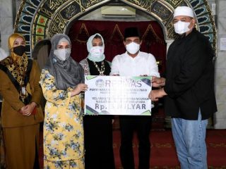 Edy Rahmayadi, menerima donasi, Selasa (9/6), di Masjid Agung Sumut Jalan Pangeran Diponegoro Medan.