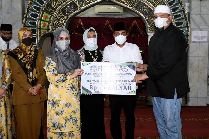 Edy Rahmayadi, menerima donasi, Selasa (9/6), di Masjid Agung Sumut Jalan Pangeran Diponegoro Medan.