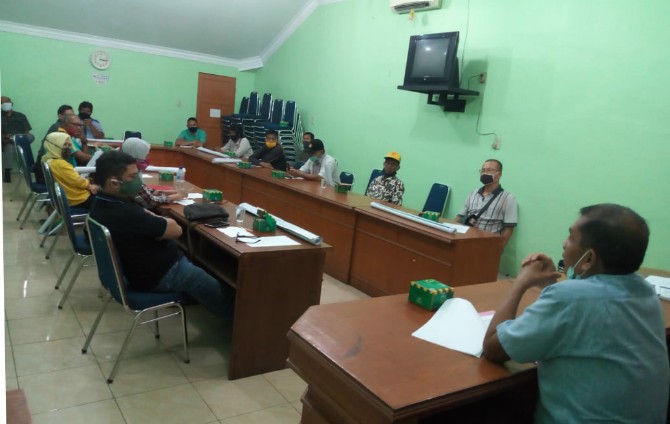 rapat koordinasi dan komunikasi dengan pengurus Pengcab/Pengkot serta KONI Kecamatan, di ruang rapat KONI Medan, Rabu 6/2020).