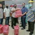 Penyerahan Bantuan oleh Plt Walikota Medan, Akhyar Nasution diwakili Kepala Badan Kepegawaian Daerah dan Pengembangan Sumber Daya Manusia (BKD dan PSDM) Kota Medan, Muslim Harahap kepada Ketua Persatuan Wartawan Unit Pemko Medan M Edison Ginting di Sekretariat Tim Gugus Tugas Covid-19, Jalan Rotan, Medan Petisah.