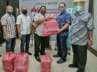 Penyerahan Bantuan oleh Plt Walikota Medan, Akhyar Nasution diwakili Kepala Badan Kepegawaian Daerah dan Pengembangan Sumber Daya Manusia (BKD dan PSDM) Kota Medan, Muslim Harahap kepada Ketua Persatuan Wartawan Unit Pemko Medan M Edison Ginting di Sekretariat Tim Gugus Tugas Covid-19, Jalan Rotan, Medan Petisah.